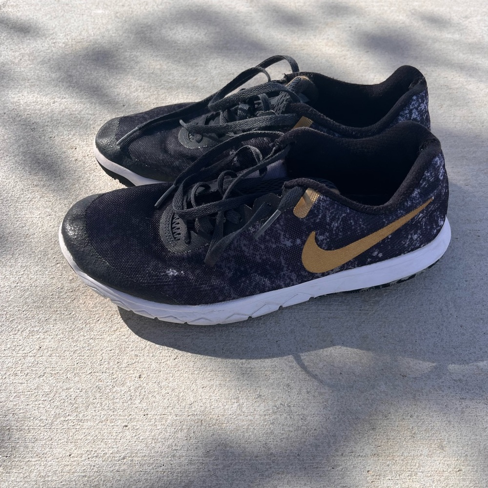- Nike flex experience RN6 women’s sneakers size 7.5